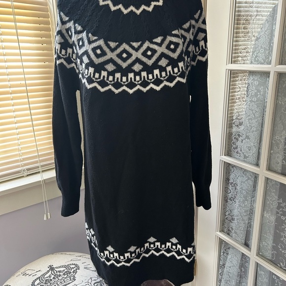 LOFT Dresses & Skirts - LOFT Black and White Geometric Long Sleeve Dress NWOT
